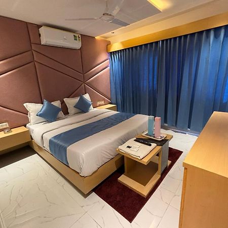 Hotel Phoniex 아흐메다바드 외부 사진