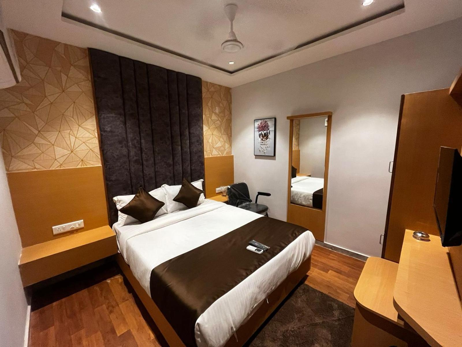 Hotel Phoniex 아흐메다바드 객실 사진
