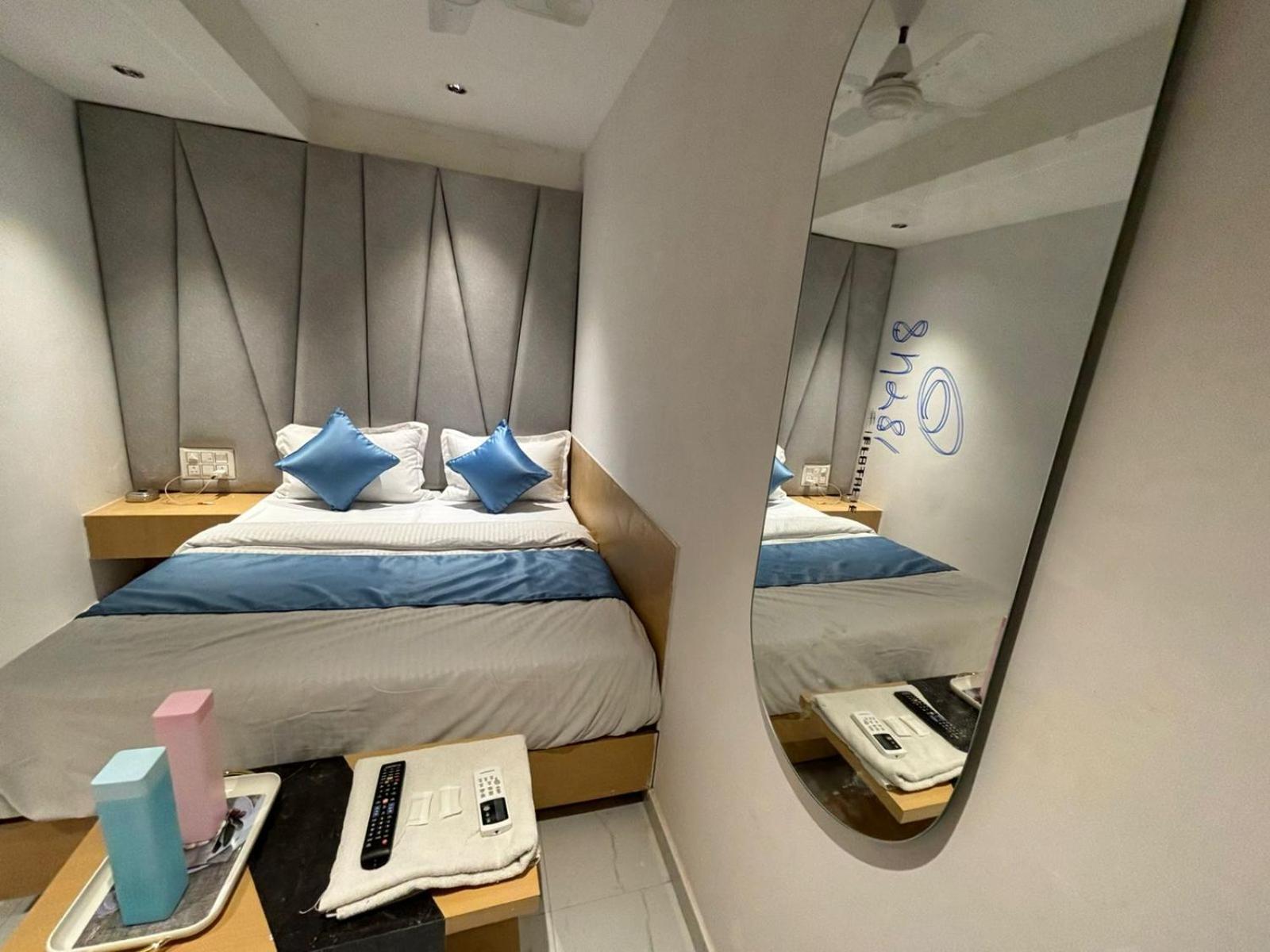 Hotel Phoniex 아흐메다바드 외부 사진
