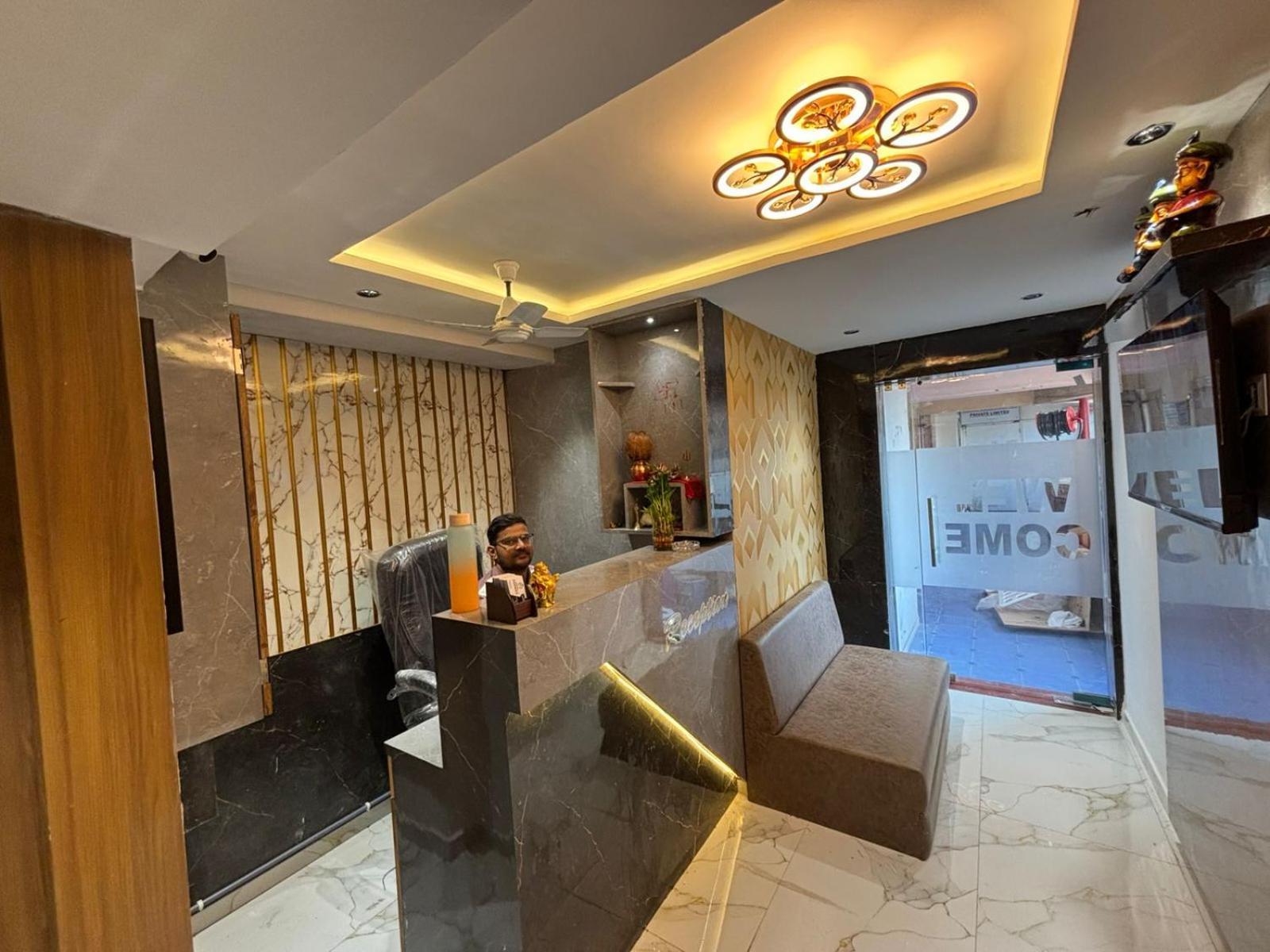 Hotel Phoniex 아흐메다바드 외부 사진