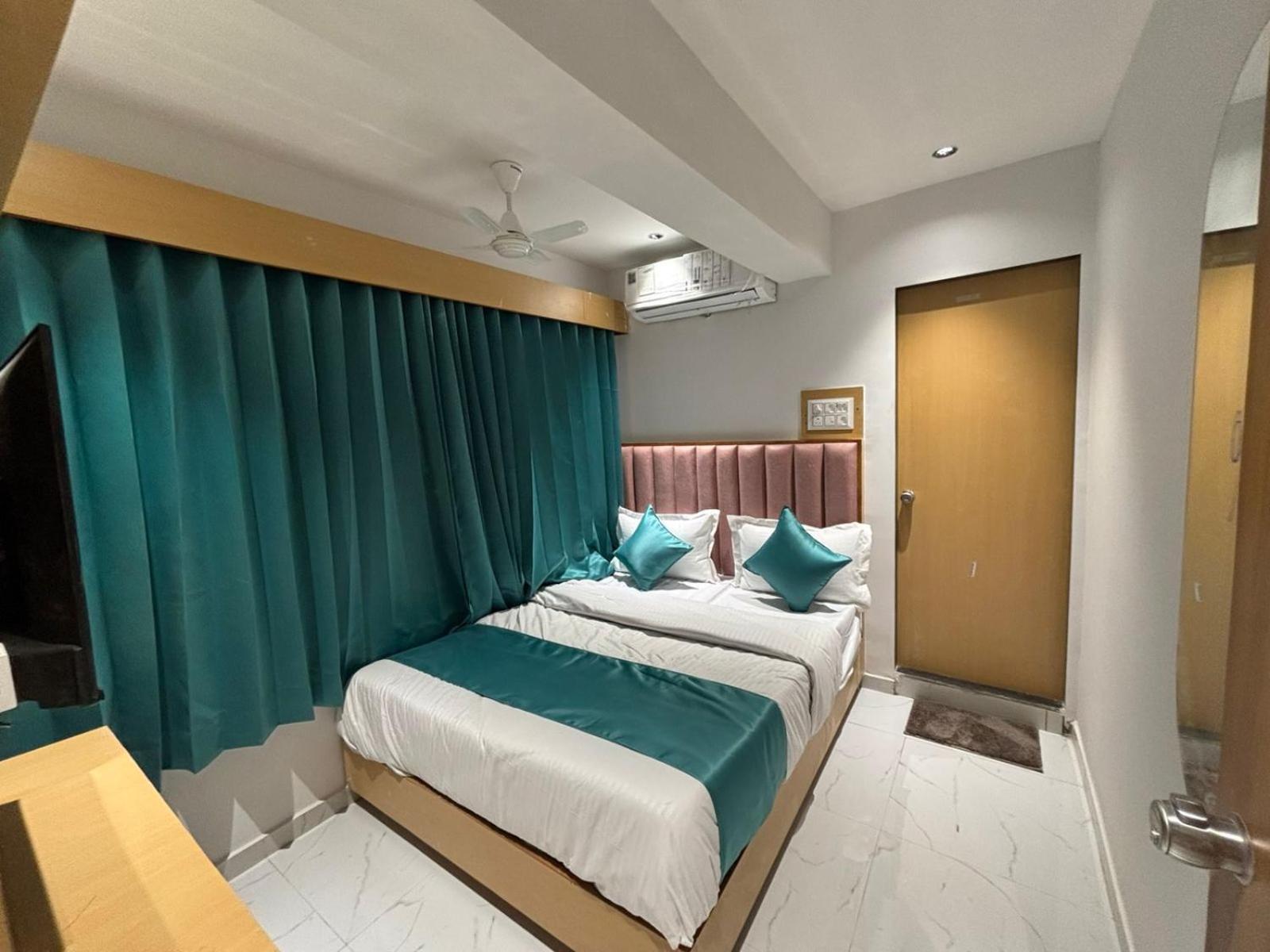 Hotel Phoniex 아흐메다바드 외부 사진