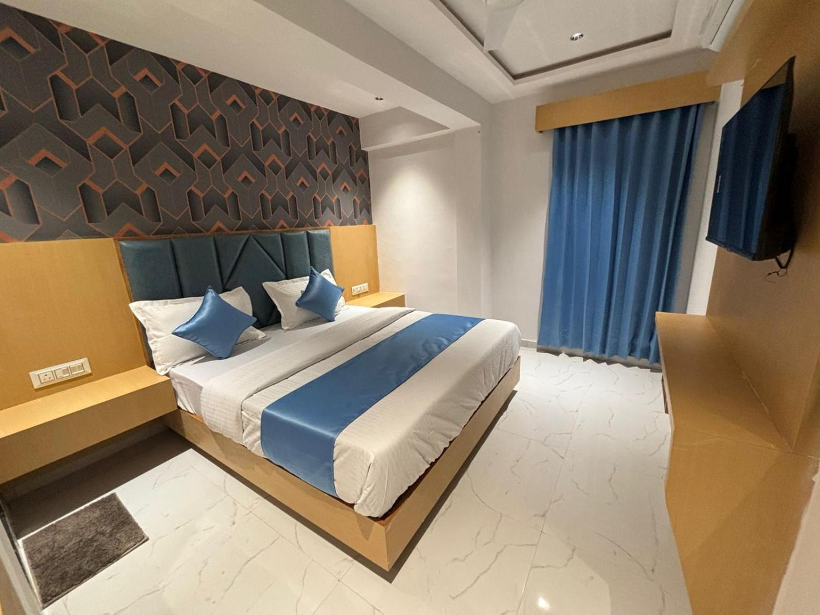 Hotel Phoniex 아흐메다바드 외부 사진